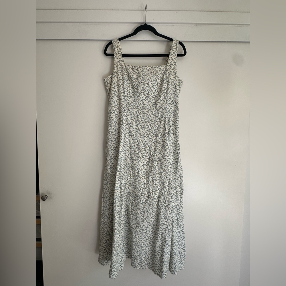 Abercrombie & Fitch Mila stretch midi dress in a blue & white floral pattern. - Picture 2 of 7